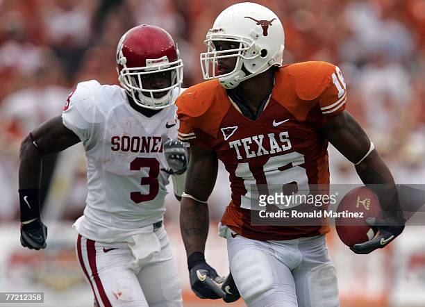 Tight end Jermichael Finley of the Texas Longhorns runs past Reggie Smith of the Oklahoma Sooners at the Cotton Bowl October 6, 2007 in Dallas, Texas.