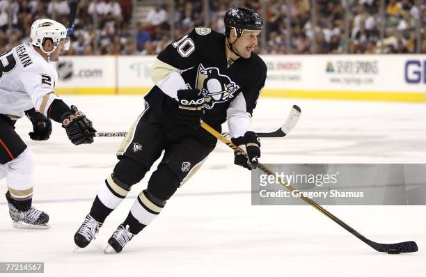 Gary Roberts of the Pittsburgh Penguins gets around the defense of Francois Beauchemin of the Anaheim Ducks on October 6, 2007 at Mellon Arena in...