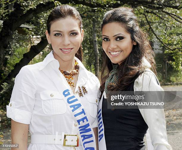 Miss Guatemala Alida Boer and Miss india Esha Gupta pose for a photo during a visit to the Sankeien Japanese garden in Yokohama, 07 October 2007....