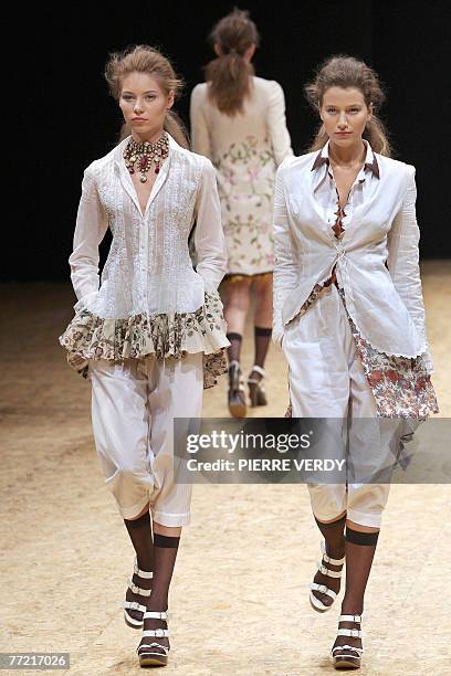 Models present creations by Indian designer Ana Mika during Spring/Summer 2008 ready-to-wear collection show in Paris, 07 October 2007. AFP PHOTO...