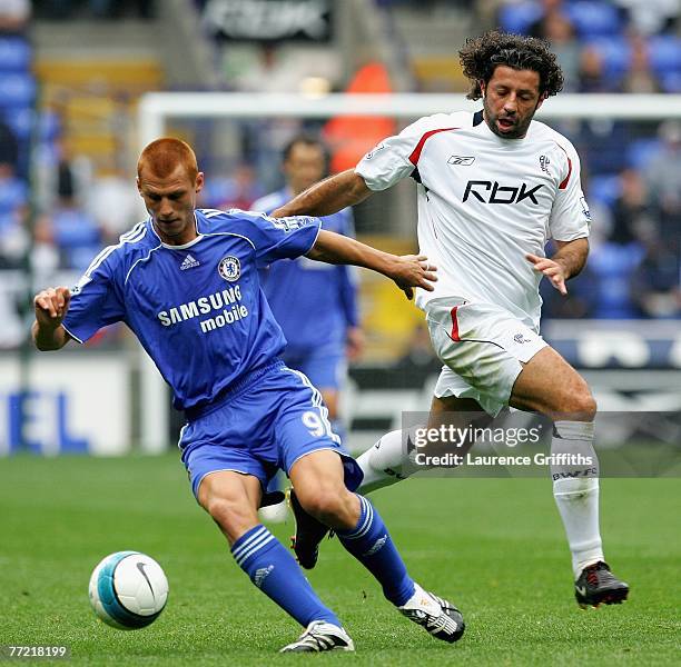 Steve Sidwell of Chelsea battles with Ivan Campo of Bolton during the Barclays Premier League match between Bolton Wanderers and Chelsea at the...