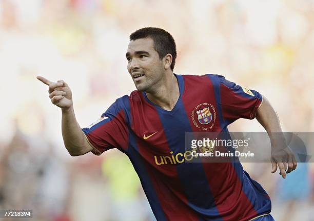 Deco of Barcelona celebrates after scoring Barcelona's first goal during the Primera Liga match between Barcelona and Atletico de Madrid at the Camp...