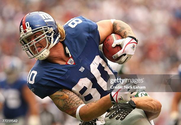 Jeremy Shockey of the New York Giants runs the ball against the New York Jets at Giants Stadium on October 7, 2007 in East Rutherford, New Jersey.