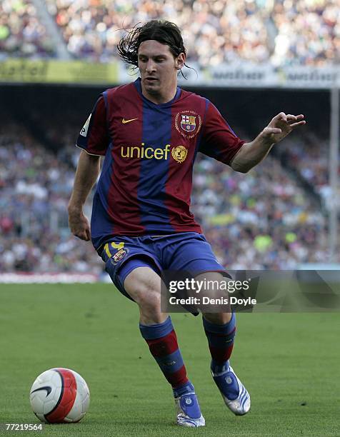 Lionel Messi of Barcelona controls the ball during the Primera Liga match between Barcelona and Atletico de Madrid at the Camp Nou stadium on October...