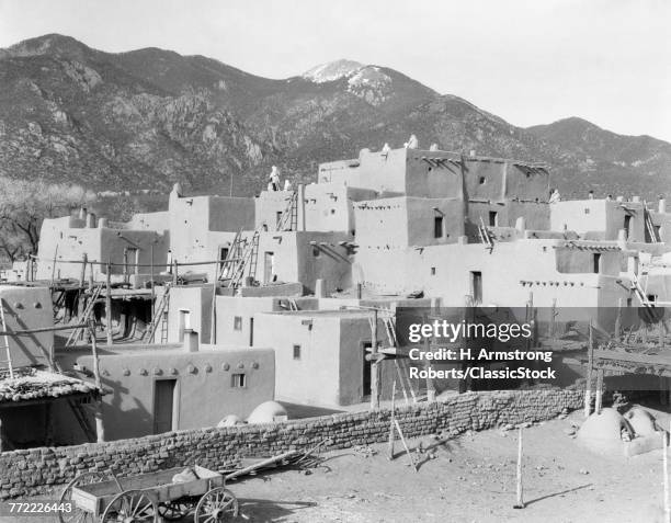 1930s VIEW OF ADOBE BUILDINGS AND ARCHITECTURE OF TAOS PUEBLO NEW MEXICO USA