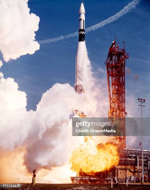 Vintage Space Rocket Photos and Premium High Res Pictures - Getty Images
