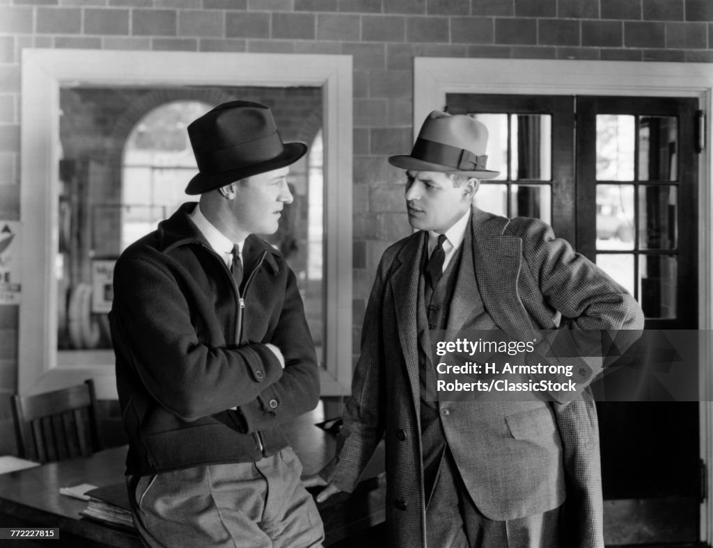 1930s BUSINESSMAN IN SUIT...