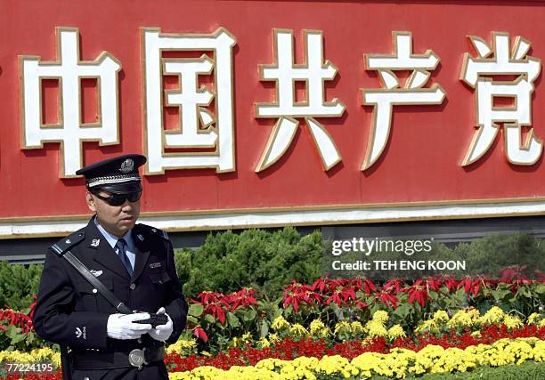 Chinese policeman stands guards outside the Zhongnanhai communist leaders compound in Beijing, 07 October 2007. Amid much intrigue, China is gearing...