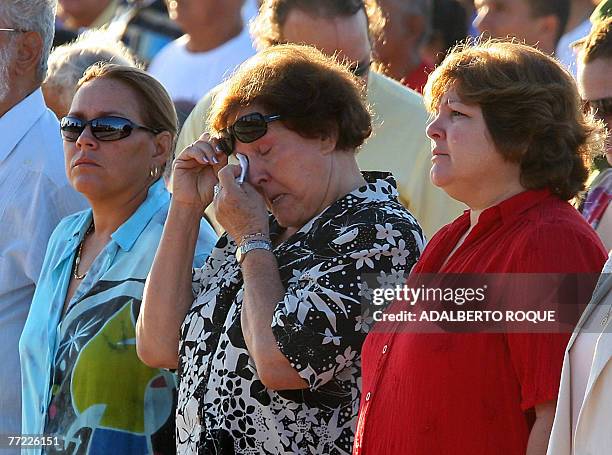 Flanked by her daughters Celia and Aleida Guevara, the widow of revolutionary leader Ernesto 'Che' Guevara Aleida March, wipes her tears during the...