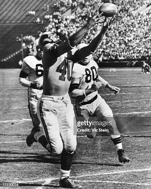 Hall of Fame wide receiver Elroy "Crazylegs" Hirsch of the Los Angeles Rams makes a nice catch in a 38-23 loss to the Cleveland Browns on October 7,...