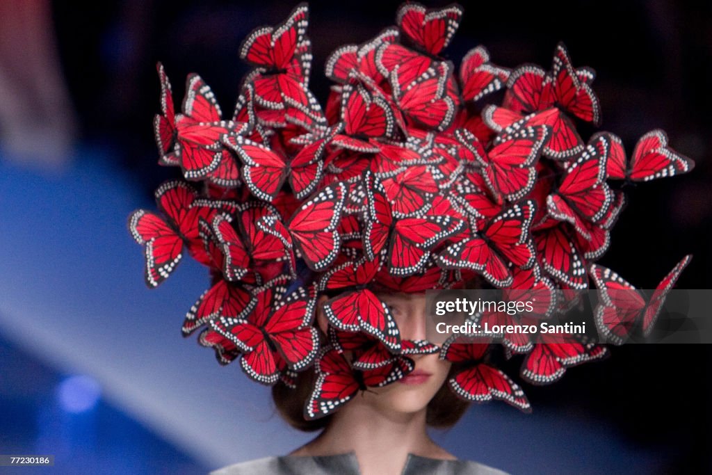 Paris Fashion Week - Spring/Summer 2008 - Ready to Wear - Alexander McQueen - Runway