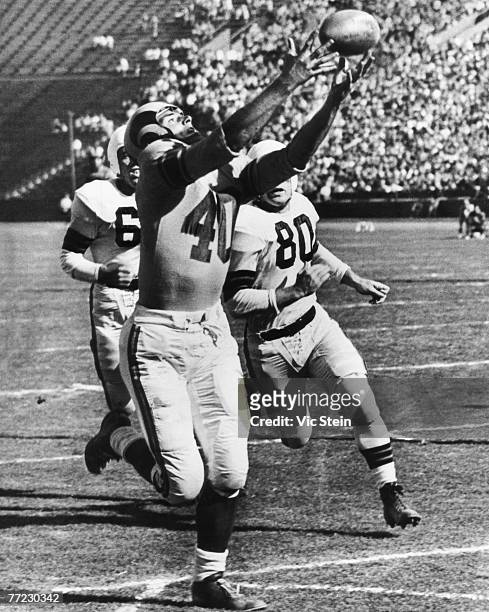 Hall of Fame wide receiver Elroy "Crazylegs" Hirsch of the Los Angeles Rams makes a nice catch in a 38-23 loss to the Cleveland Browns on October 7,...