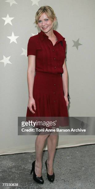 Actress Kirsten Dunst poses at Chanel Fashion Show on October 5th, 2007 in Paris.