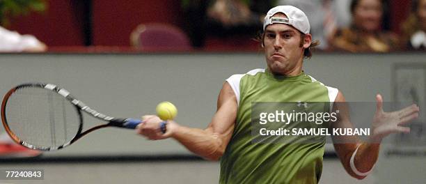 Robby Ginepri returns the ball to Serbia's Novak Djokovic during their Vienna ATP tournament first round match, 09 October 2007. AFP PHOTO / Samuel...