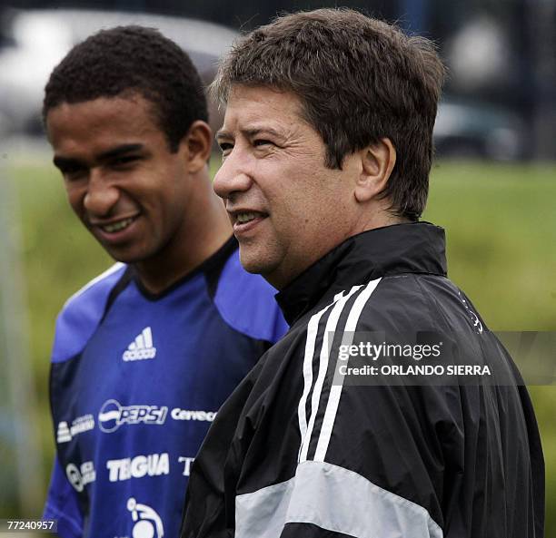 The coach of the Guatemalan national team, Colombian Hernan Dario "El Bolillo" Gomez , chats with footballer Freddy Thompson, during a training...