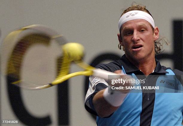 Argentina's David Nalbandian returns a ball to Italy's Stefano Galvani during their Vienna ATP tournament first round match, 09 October 2007. AFP...