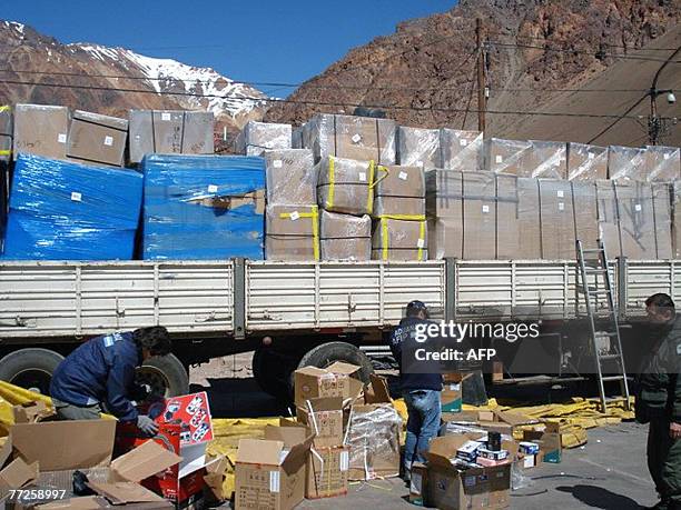 Argentinian customs employees inspect a truck with smuggled electronic devices, 10 October 2007, in the border town of Punta de Vacas, Las Heras...