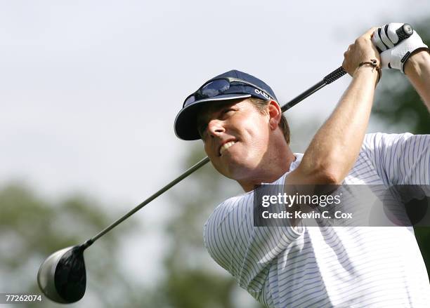 Justin Leonard tees off the 10th hole during the first round of the 2007 Shell Houston Open Thursday, March 29 on the Tournament Course at the...