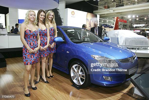 Models pose with the Hyundai I30 Hatch at the 2007 Australian International Motor Show at the Sydney Convention and Exhibition Centre on October 11,...