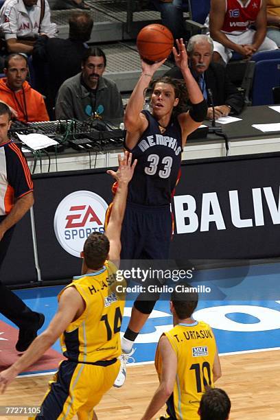 Mike Miller of the Memphis Grizzlies shoots during a game against the Estudiante Madrid game during the EA Sports NBA Europe Live Tour at Palacio de...