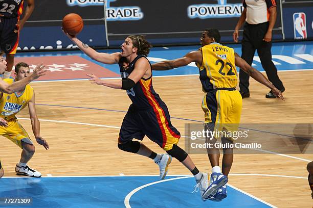 Mike Miller shoots during Memphis Grizzlies versus the Estudiante Madrid game during the EA Sports NBA Europe Live Tour at Palacio de Deportes on...