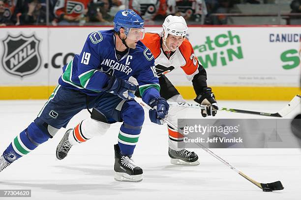 Mike Knuble of the Philadelphia Flyers skates after Markus Naslund of the Vancouver Canucks during their game at General Motors Place on October 10,...