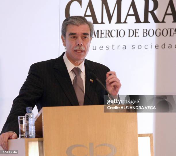 Commerce Secretary Carlos M. Gutierrez talks during a conference at the Camara de Comercio de Bogota, in Bogota, Colombia, 12 October, 2007....