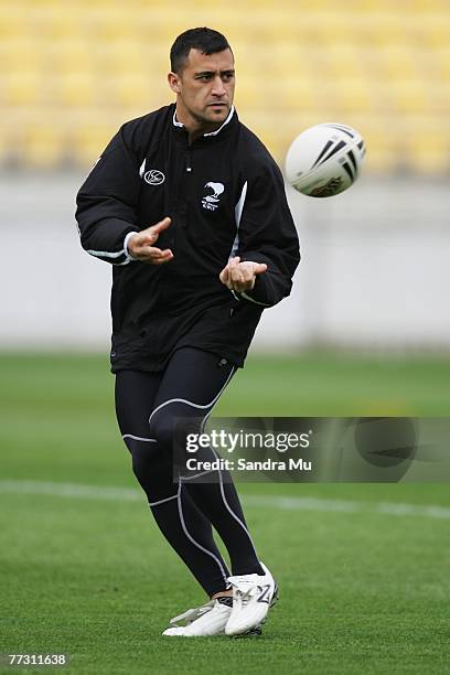 Jeremy Smith passes the ball during the New Zealand Kiwis captain's run at Westpac Stadium on October 13. 2007 in Wellington, New Zealand.