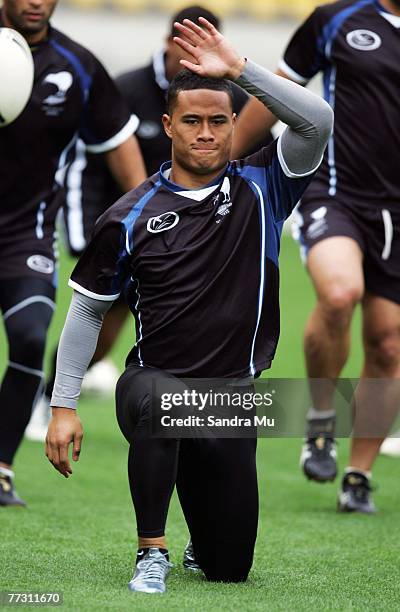 Ben Roberts warms up during the New Zealand Kiwis captain's run at Westpac Stadium on October 13. 2007 in Wellington, New Zealand.