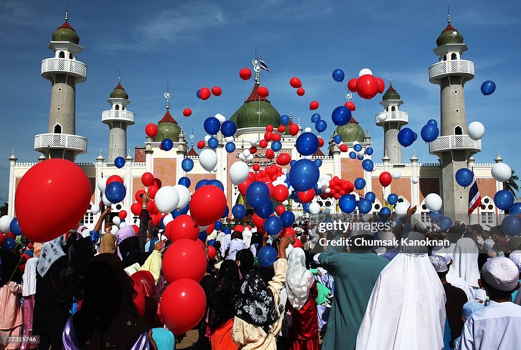 Muslims Around The World Celebrate Eid al-Fitr