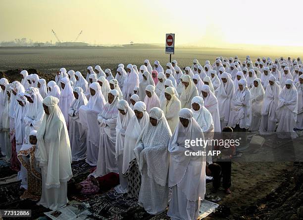 Muslims victims of a devastating "mud volcano" take part in a special morning prayer in Sidoarjo, East Java, 13 October 2007, to start Eid-al-Fitr...