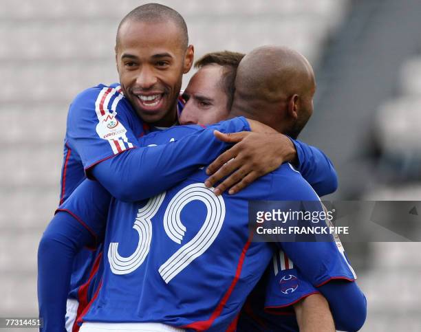 French forward Nicolas Anelka is congratuled by teammates Thierry Henry and Franck Ribery after scoring the opening goal during the Euro 2008...