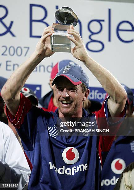 Engalnd cricket captain Paul Collingwood poses with the trophy following his team's defeat in the last one-day international match at R. Premadasa...