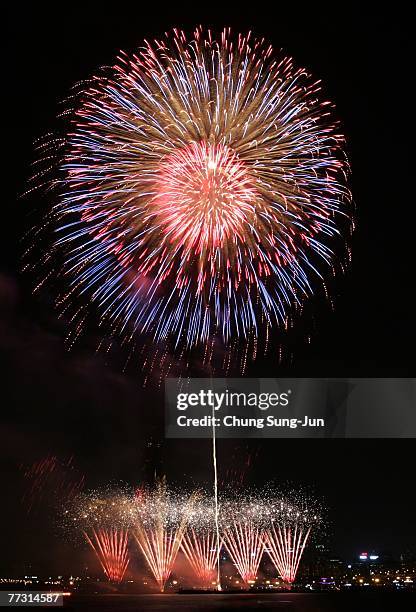 Fireworks illuminate the sky over downtown Seoul during the International fireworks festival 2007 at Han River on October 13, 2007 in Seoul, South...