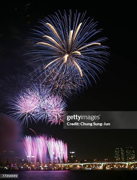 Fireworks illuminate the sky over downtown Seoul during the International fireworks festival 2007 at Han River on October 13, 2007 in Seoul, South...