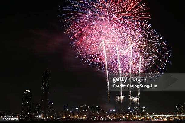Fireworks illuminate the sky over downtown Seoul during the International fireworks festival 2007 at Han River on October 13, 2007 in Seoul, South...