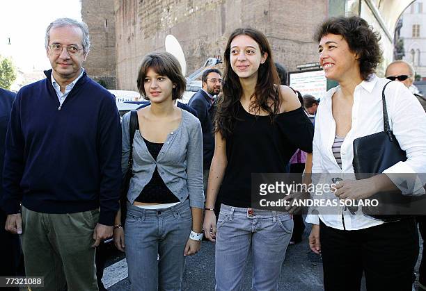 Rome's Mayor Walter Veltroni and candidate to lead the new Democratic Party , her daughters Martina , Vittoria and his wife Flavia pose after voting,...