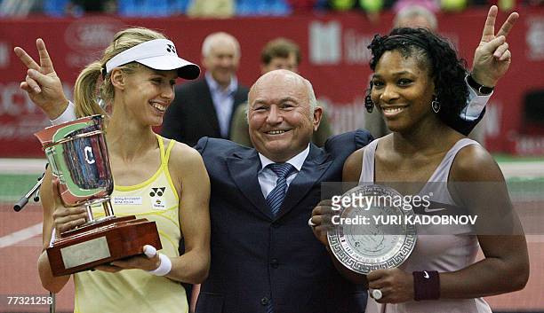 Moscow's Mayor Yuri Luzhkov poses with Russian Elena Demenmtieva and Serena Williams of USA during the award ceremony at the final of the Kremlin Cup...