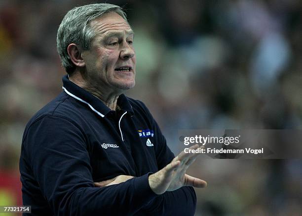 Coach Zvonimir Serdarusic of Kiel gives advise to his players during the Bundesliga Handball match between THW Kiel and HBW Balingen-Weilstetten at...