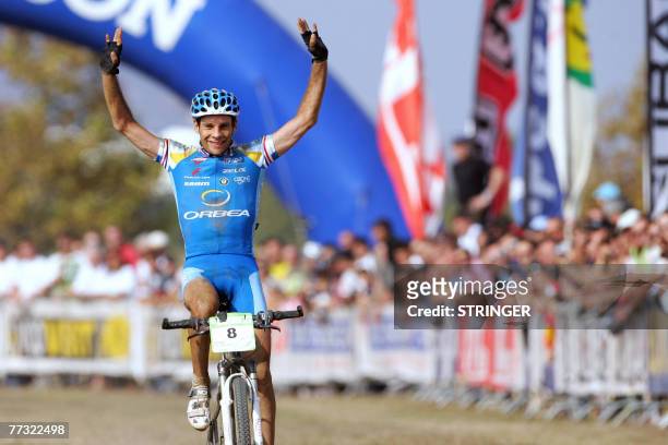 Montain Bike French cyclist Jean-Christophe Peraud raises his arms as he wins the montain bike Roc d'Azur race, 14 October 2007 in Frejus, Southern...