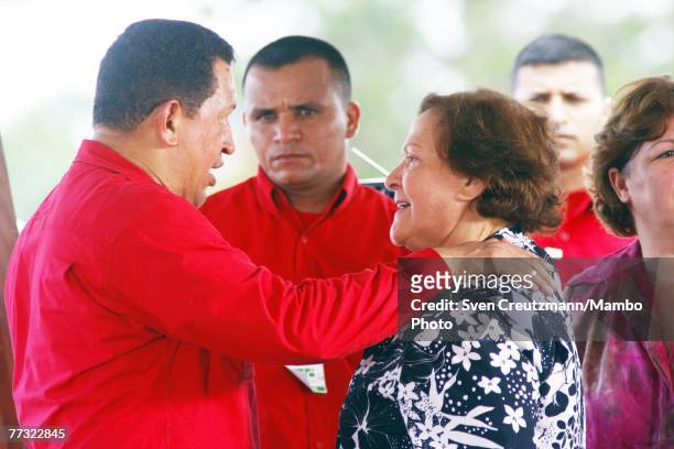 Hugo Chavez, President of Venezuela, welcomes Aleida March, widow of Che Guevara, during the Chavez program "Alo Presidente" October 14, 2007 in...