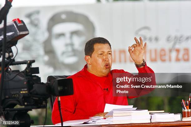 Hugo Chavez, President of Venezuela, gestures as he talks during his "Alo Presidente" program in front of an image of Che Guevara October 14, 2007 in...