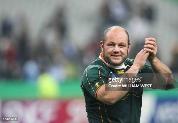 South Africa's prop Os Du Randt acknowledges the audience after the rugby union World Cup semi final match South-Africa vs. Argentina, 14 October...