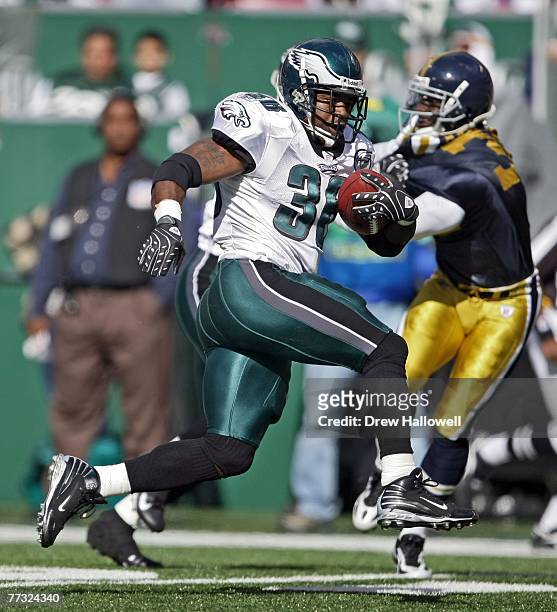 Running back Brian Westbrook of the Philadelphia Eagles runs with the ball during the game against the New York Jets at Giants Stadium October 14,...