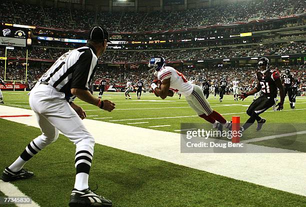 Field judge Rob Vernatchi gets a good look as wide receiver Amani Toomer of the New York Giants catches a pass inside the one yard line in front of...