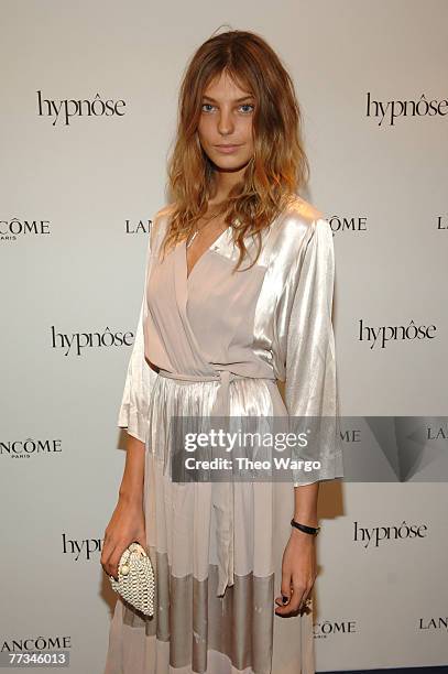 110 Daria Werbowy Portraits Stock Photos High Res Pictures And Images 110-daria-werbowy-portraits-stock-photos-high-res-pictures-and-images