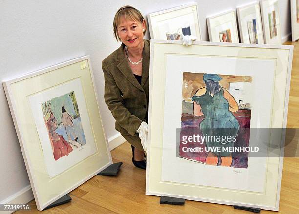 The director of the Chemnitz Art Collections museum Ingrid Moessinger presents the watercolor painting "Woman in Red Lion Pub" by US rock legend Bob...