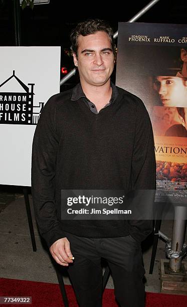 Actor Joaquin Phoenix arrives at the "Reservation Road" Premiere at the United Artists' Theater on October 4, 2007 in New York City.