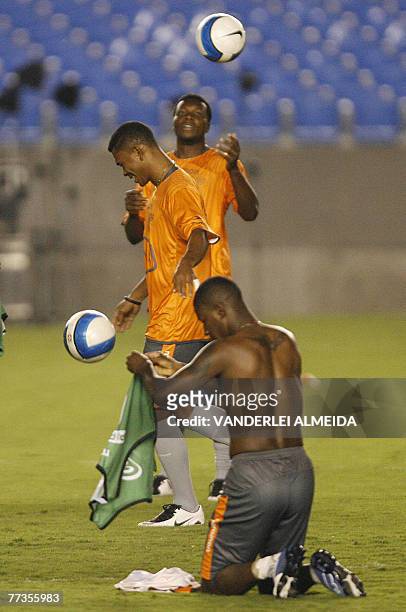 Ecuador's footballer Carlos Tenorio , Ivan Hurtado and Oscar Bagui warm up during a training session at the Maracana stadium in Rio de Janeiro,...