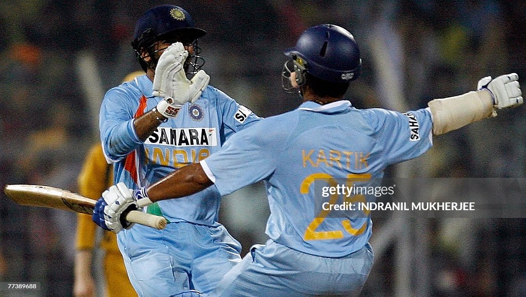 Indian cricketers Zaheer Khan(L) and Mur